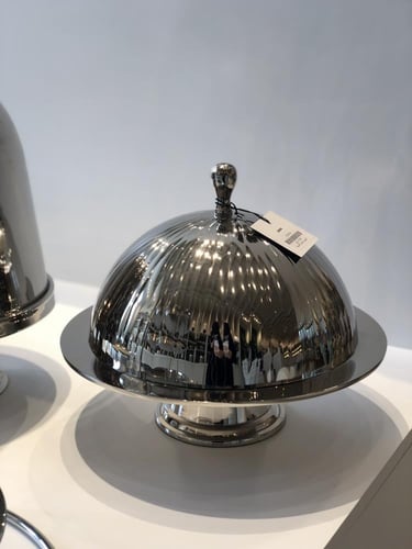 حامل كيك فضي بغطاء