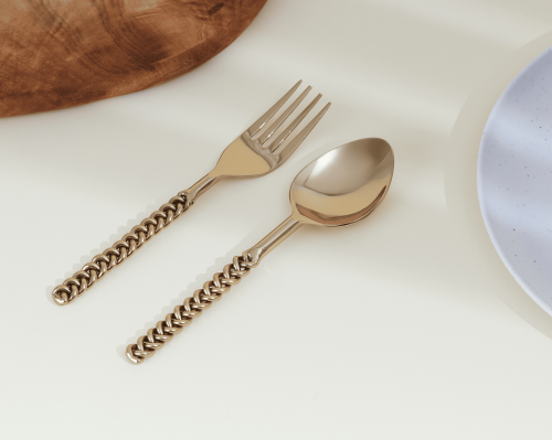 طقم ملعقه وشوكه باللون الذهبي