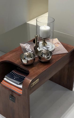 وعاء باللون الذهبي والفضي