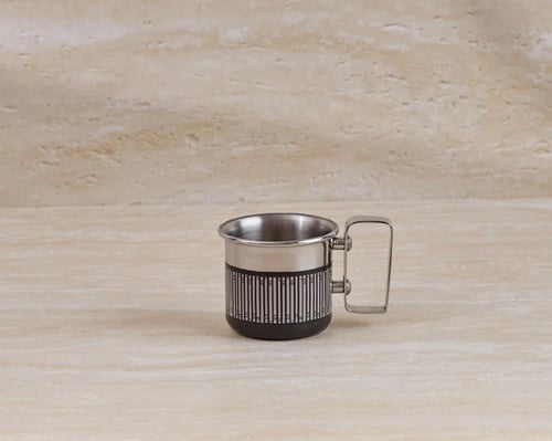 طقم شاي مع أكواب باللونين الفضي والأسود