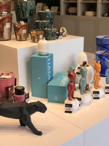 لادرو تمثال الضيف البرتقالي نموذج صغير