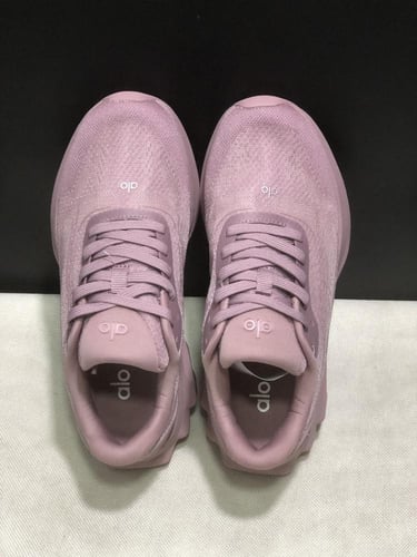 alo yoga runner smoky quartz