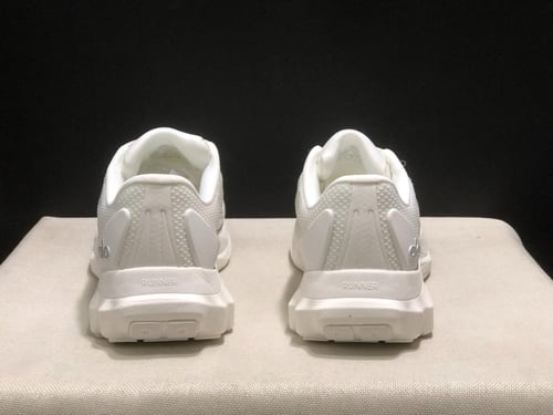 alo yoga runner white/white