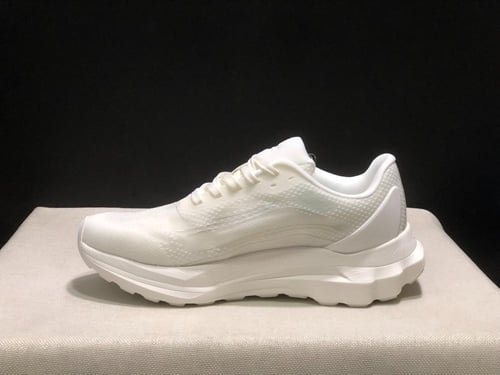 alo yoga runner white/white