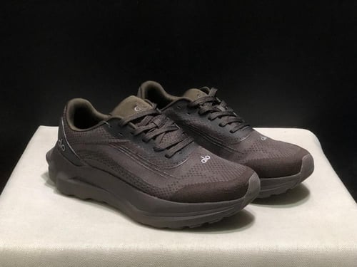 alo yoga runner espresso