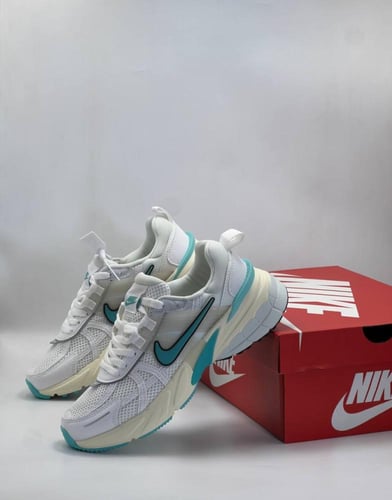 Nike V2K Run "White/Dusty Cactus/Coconut Milk" sne...