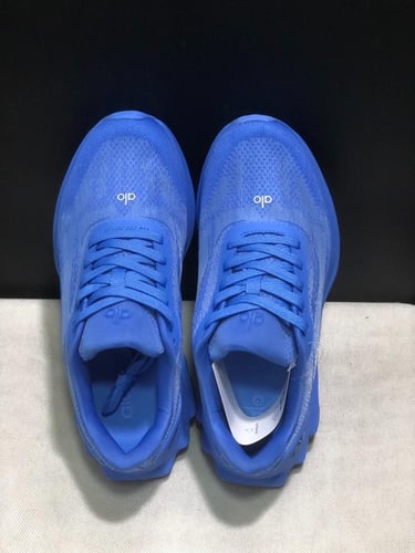 alo yoga runner Crystal Clear Blue