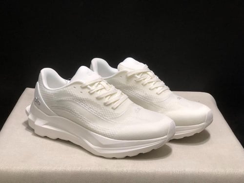 alo yoga runner white/white