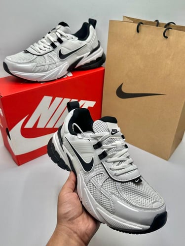 حذاء نايكي V2K رن رنتيك بلاك وايت