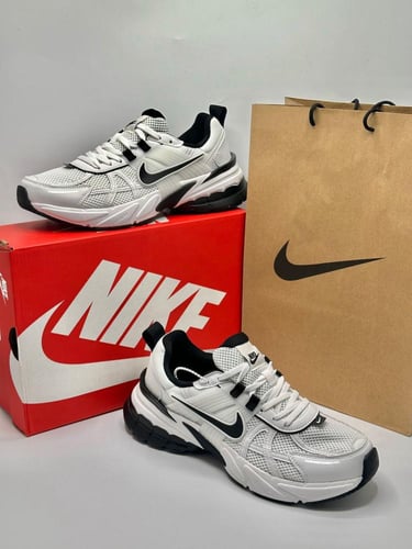 حذاء نايكي V2K رن رنتيك بلاك وايت