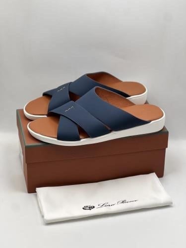 صندل "Palm" من لورو بيانا كحلي