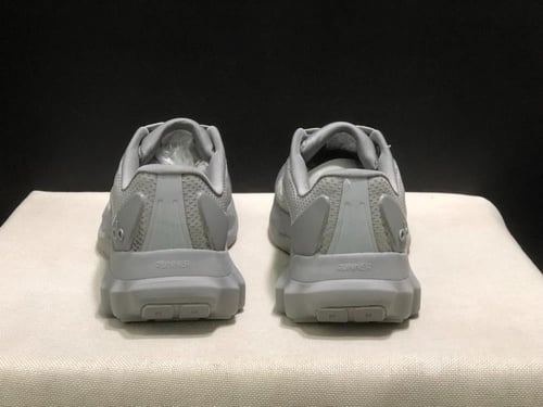 alo yoga runner gray