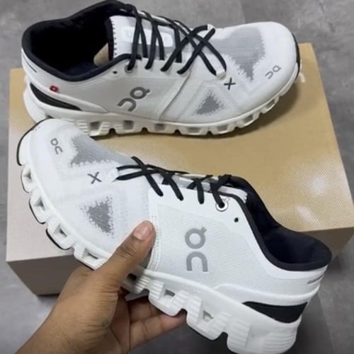 On Running Cloud X 3 trainers in white