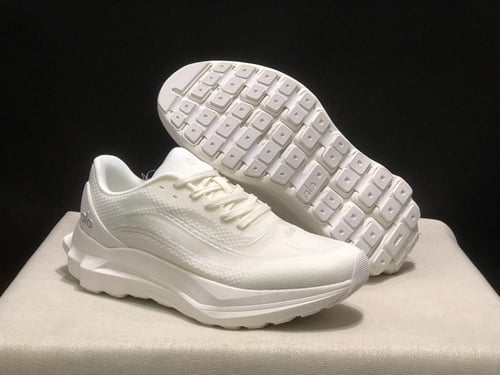 alo yoga runner white/white