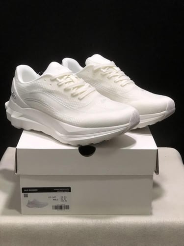 alo yoga runner white/white