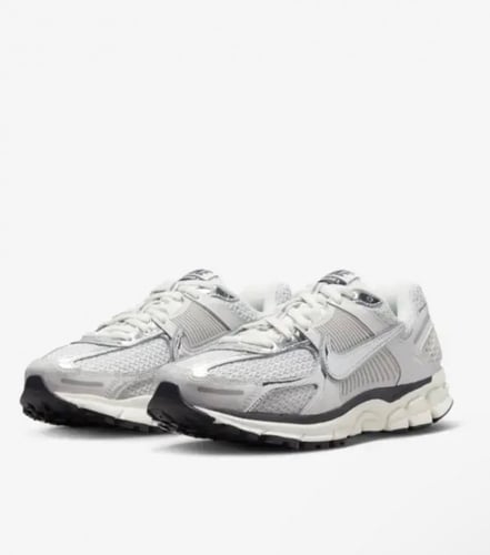 Nike AIR ZOOM VOMERO 5 'PHOTON DUST METALLIC SILVE...