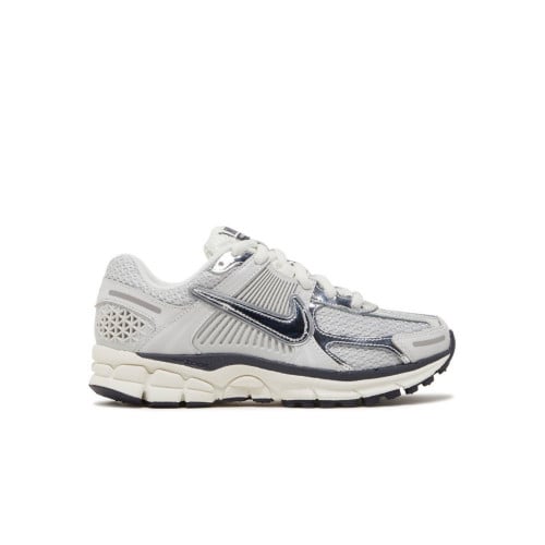 Nike AIR ZOOM VOMERO 5 'PHOTON DUST METALLIC SILVE...