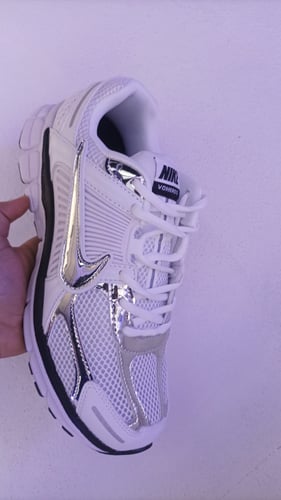 Nike AIR ZOOM VOMERO 5 'PHOTON DUST METALLIC SILVE...