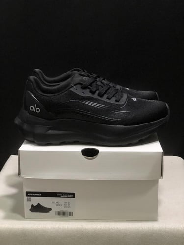 alo yoga runner black/black
