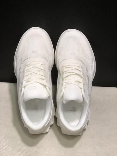 alo yoga runner white/white