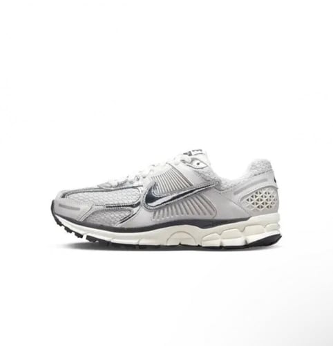 Nike AIR ZOOM VOMERO 5 'PHOTON DUST METALLIC SILVE...