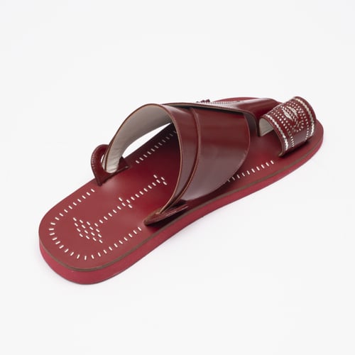 حذاء شرقي احمر مع تطريز يدوي فضي