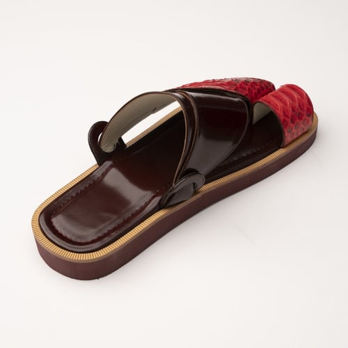 جلد ثعبان احمر مع عودي