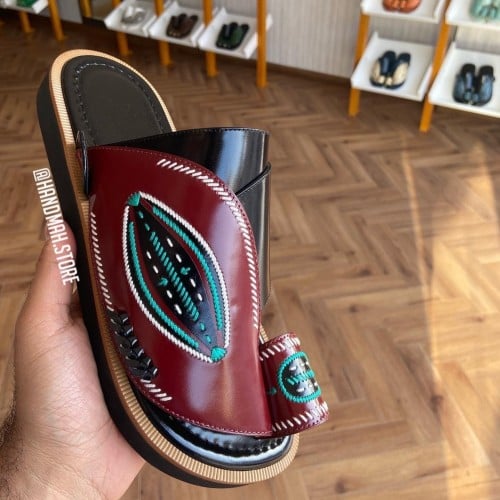 تطريز يدوي عودي مع اسود