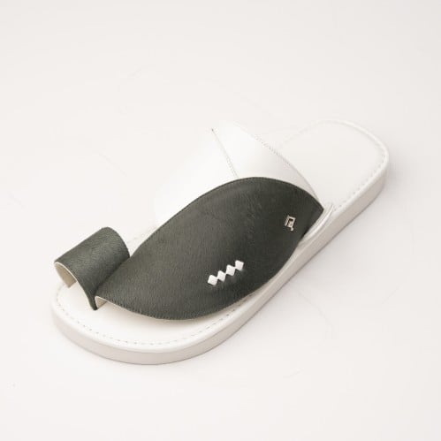 جلد خيل رمادي غامق مع ابيض