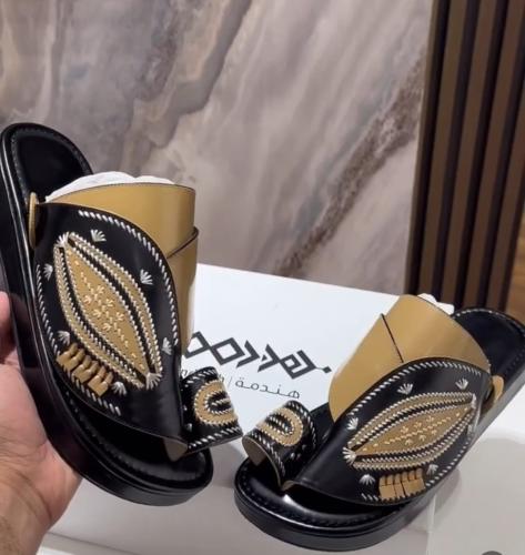 تطريز يدوي اسود مع بيج ملكي