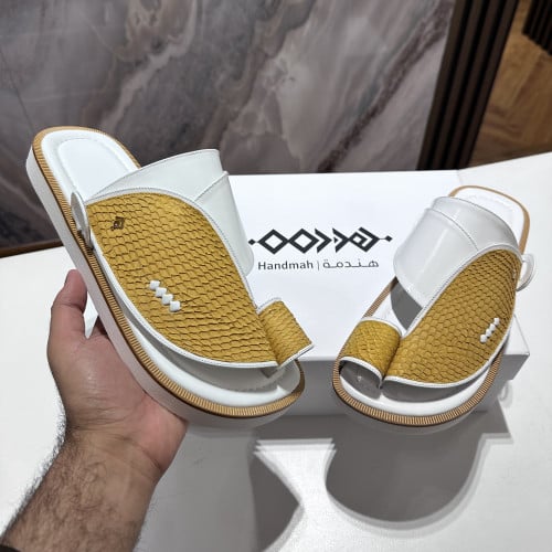 جلد سمك اصفر مع ابيض