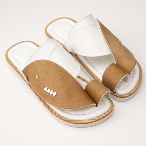 جلد خيل بيج مع ابيض