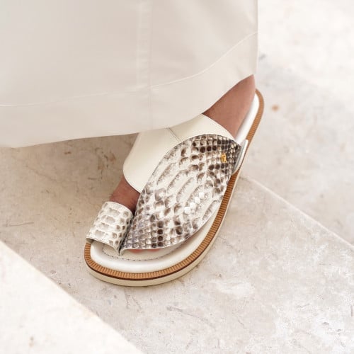 جلد ثعبان ابيض