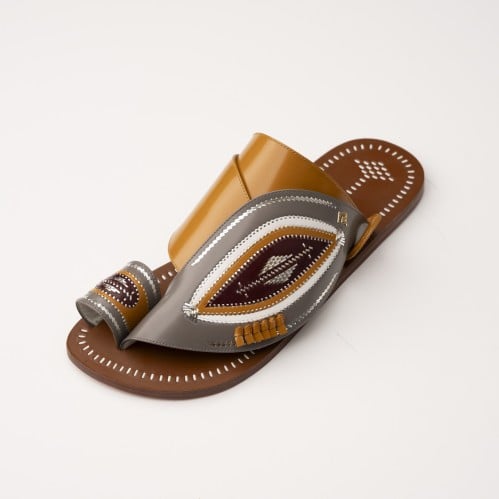 تطريز يدوي رمادي مع اصفر