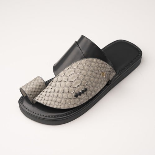 جلد ثعبان رمادي فاتح مع غامق