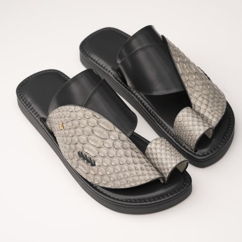 جلد ثعبان رمادي فاتح مع غامق