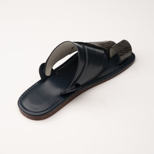 جلد كوبرا رمادي مع كحلي