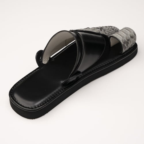 جلد ثعبان رمادي فاتح مع اسود