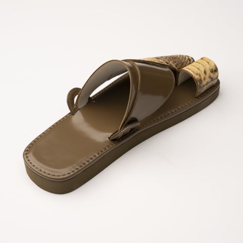 جلد ثعبان بيج مع زيتي فاتح