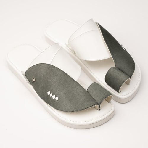 جلد خيل رمادي غامق مع ابيض