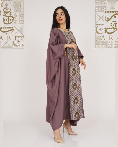 جلابية بنقوش تراثية بلون بنفسجي