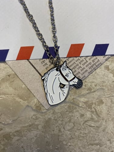 تعليقة سياره الخيل "فضي"