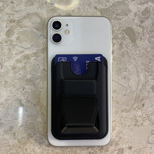 حامل بطاقة اسود بـ مسكة .