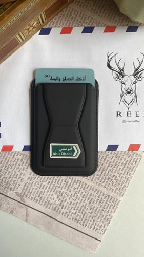 حامل بطاقة اسود بـ مسكة .