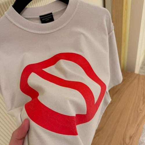 تيشيرت BALENCIAGA كريمي اوفر سايز