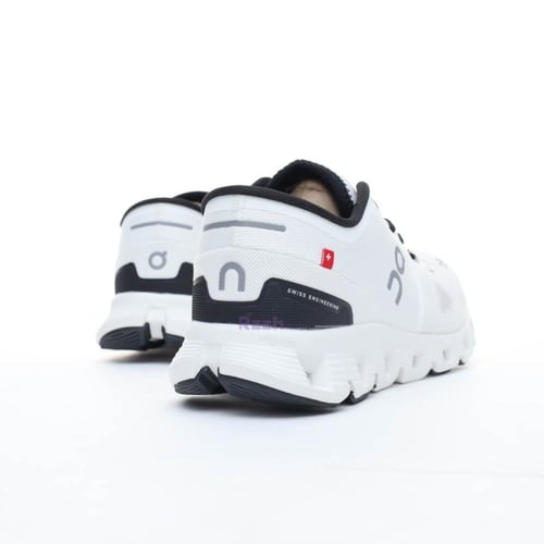 On Running Cloud X white/black Shoes