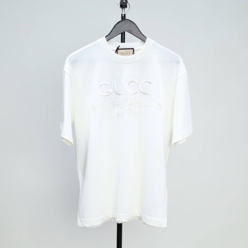 تيشيرت غوتشي أبيض تطريز العلامة من الأمام أوفر ساي...