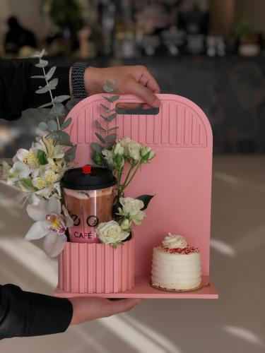 كيك وكوفي مزين بالورد