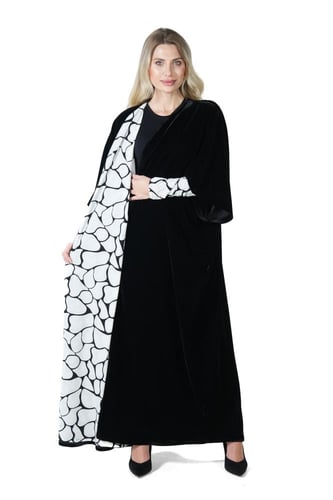 عباية شتوية سوداء مخمل بقصة بشت بأكمام محددة بيضاء