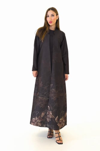 عباية بني تفته مع فستان بطبعات ورود